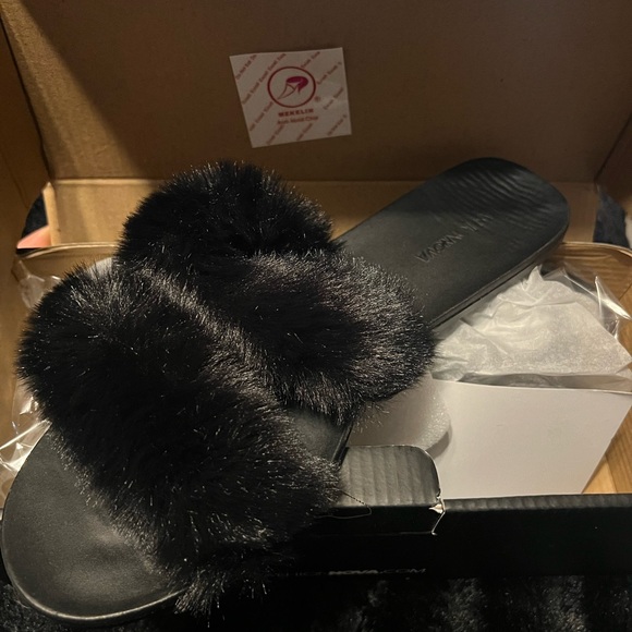 Fashion Nova Black Faux Fur Slides - Picture 4 of 9